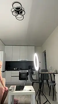 Mia Roxie online show from 11.19.25