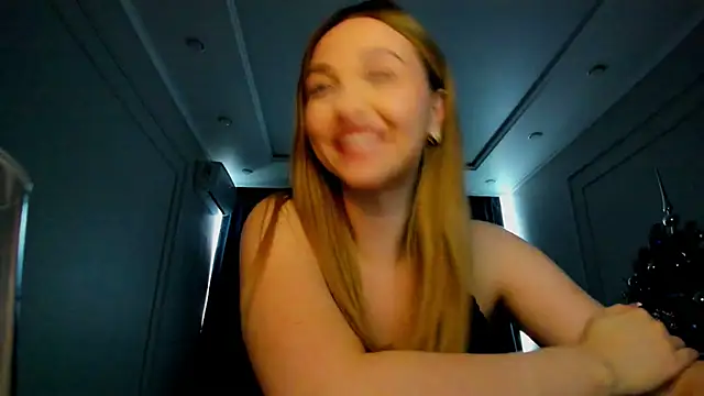 Snapshot of GracefulLook chatting on 12.24.24 GracefulLook online show from 12.24.24