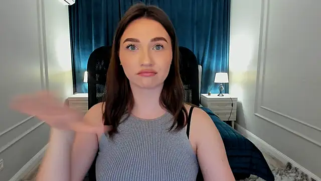 Snapshot of GracefulLook chatting on 02.15.25 GracefulLook online show from 02.15.25