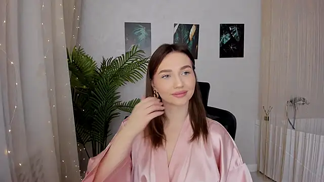 Snapshot of GracefulLook chatting on 02.24.25 GracefulLook online show from 02.24.25