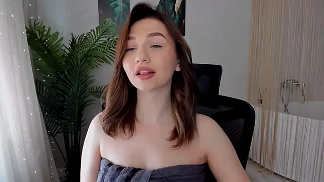 Snapshot of GracefulLook chatting on 02.28.25 GracefulLook online show from 02.28.25