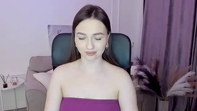 Snapshot of GracefulLook chatting on 03.03.25 GracefulLook online show from 03.03.25