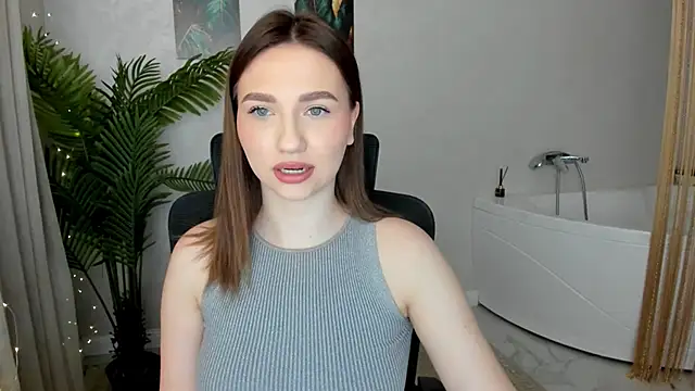 Snapshot of GracefulLook chatting on 03.04.25 GracefulLook online show from 03.04.25