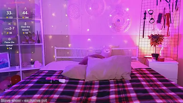 Snapshot of ServantBrook chatting on 02.01.25 ServantBrook online show from 02.01.25