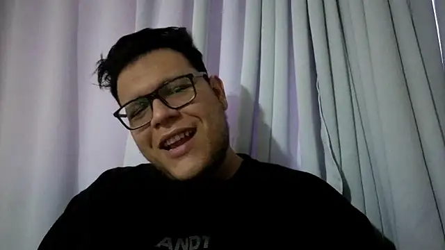 Snapshot of batman2433 chatting on 11.02.25 batman2433 online show from 11.02.25