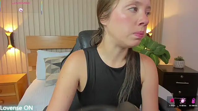 Snapshot of nataly_rodri chatting on 11.26.25 nataly rodri online show from 11.26.25