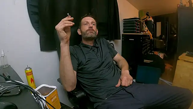 Snapshot of leanjamesdean chatting on 10.20.25 leanjamesdean online show from 10.20.25