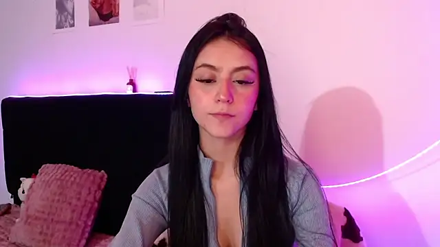 Coralinnee  online show from 03.20.25