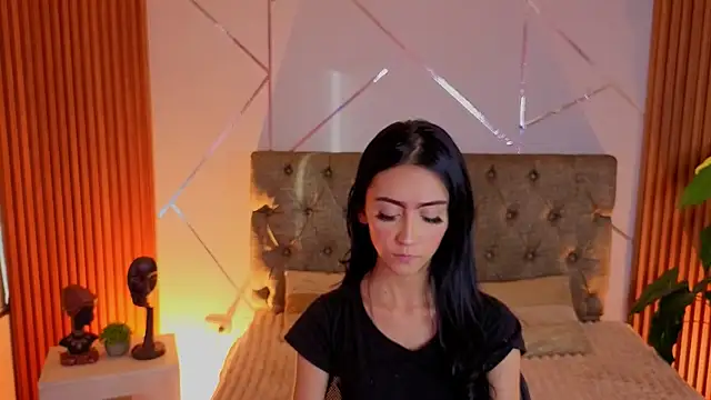 Coralinnee  online show from 07.17.26