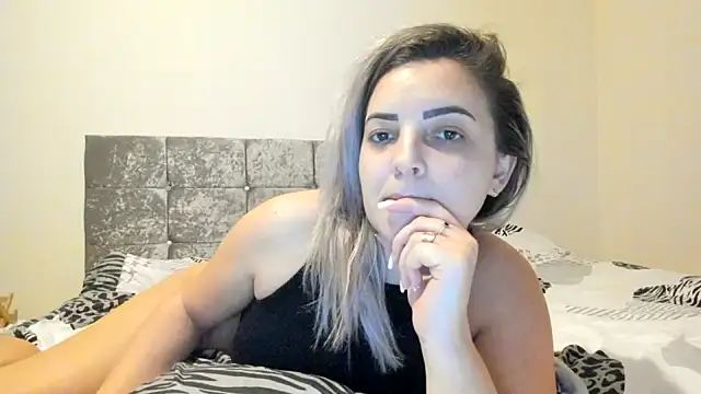 leilahot14 online show from 01.15.25