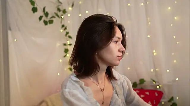 VivianLy  online show from 01.15.25