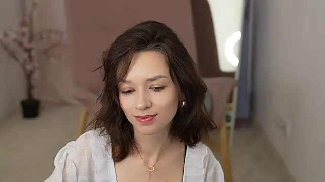 VivianLy  online show from 01.26.25