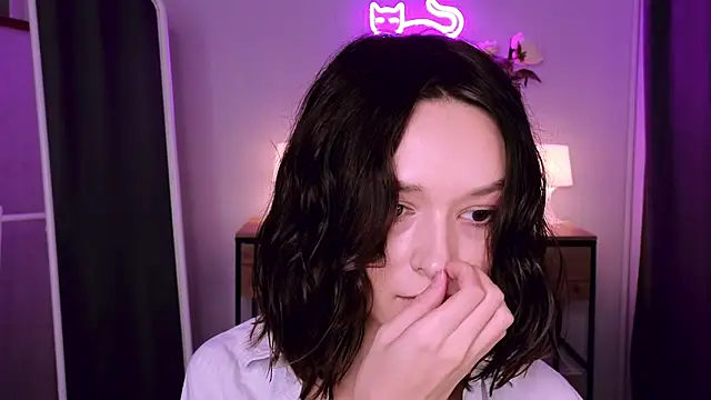 VivianLy  online show from 02.02.25