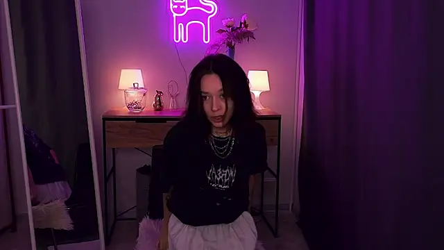 VivianLy  online show from 02.16.25