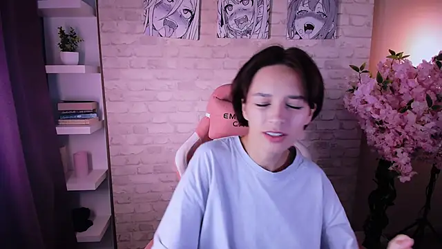 VivianLy  online show from 09.24.25