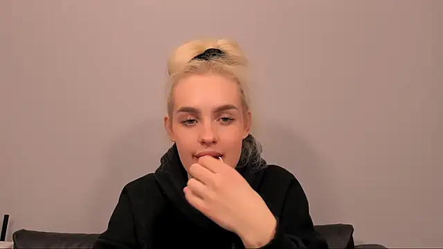 Snapshot of OliviaKisss chatting on 02.13.26 OliviaKisss online show from 02.13.26