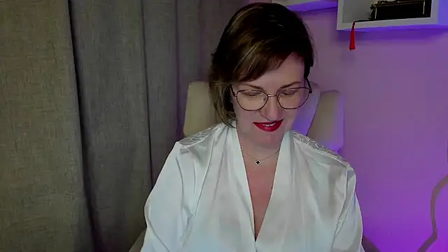 Snapshot of feliziaDesire chatting on 05.18.26 feliziaDesire online show from 05.18.26