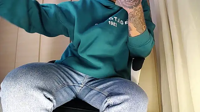 Snapshot of FindomJason chatting on 12.13.24 FindomJason online show from 12.13.24