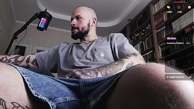 Snapshot of FindomJason chatting on 10.03.25 FindomJason online show from 10.03.25