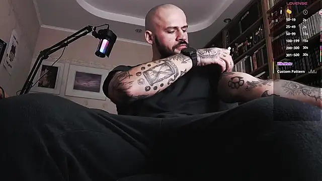 Snapshot of FindomJason chatting on 10.05.25 FindomJason online show from 10.05.25