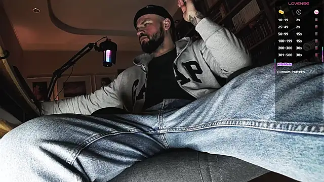 Snapshot of FindomJason chatting on 10.12.25 FindomJason online show from 10.12.25