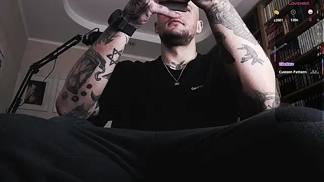 Snapshot of FindomJason chatting on 10.28.25 FindomJason online show from 10.28.25