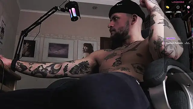 Snapshot of FindomJason chatting on 11.12.25 FindomJason online show from 11.12.25