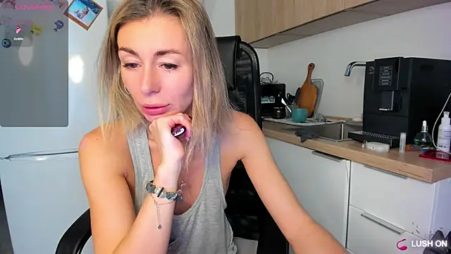 Snapshot of DannaEvan chatting on 09.27.25 DannaEvan online show from 09.27.25