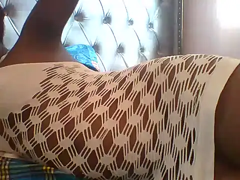 Snapshot of Sexy_Chocolate_Babe chatting on 02.17.25 Sexy Chocolate Babe online show from 02.17.25