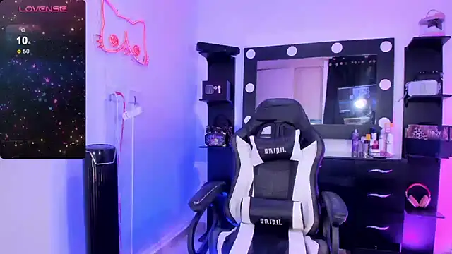 Snapshot of miss_kitty chatting on 12.22.24 miss kitty online show from 12.22.24