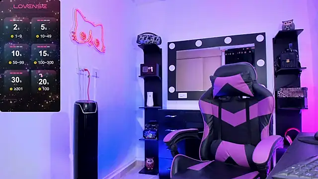 Snapshot of miss_kitty chatting on 09.28.25 miss kitty online show from 09.28.25