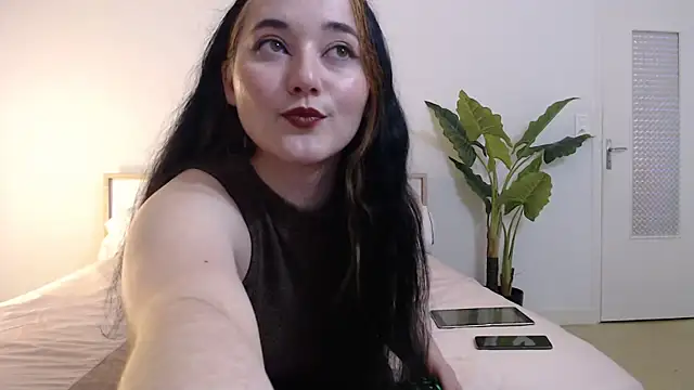 Snapshot of Crystal-dreamt chatting on 12.17.24 Crystal-dreamt online show from 12.17.24