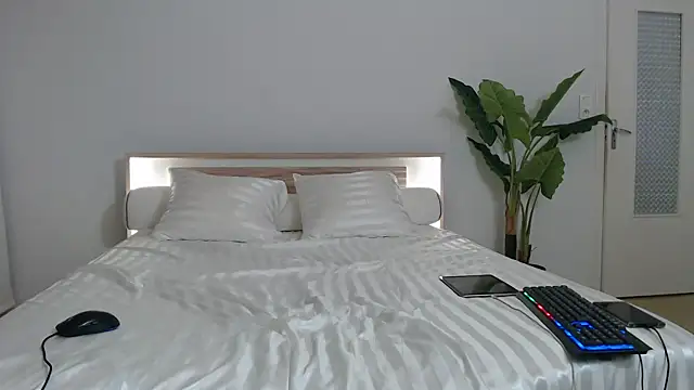 Snapshot of Crystal-dreamt chatting on 03.11.25 Crystal-dreamt online show from 03.11.25