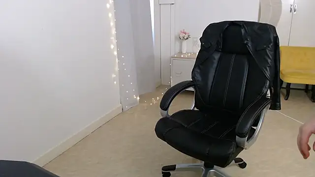 Snapshot of Crystal-dreamt chatting on 10.10.25 Crystal-dreamt online show from 10.10.25