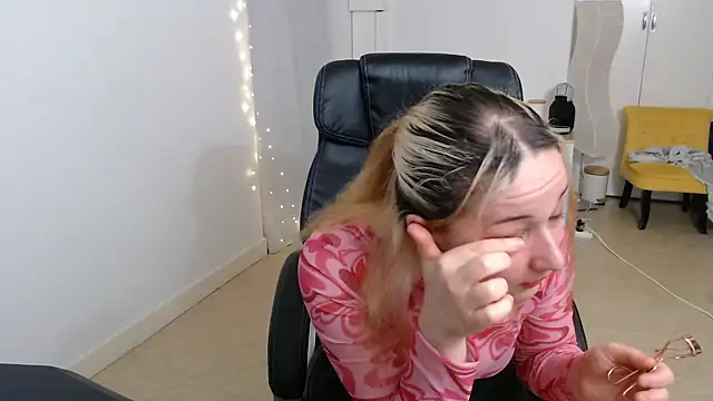 Snapshot of Crystal-dreamt chatting on 10.14.25 Crystal-dreamt online show from 10.14.25