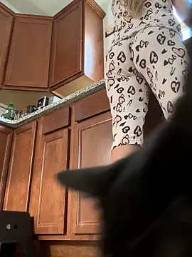 Snapshot of SkyelarSommer chatting on 10.21.25 SkyelarSommer online show from 10.21.25