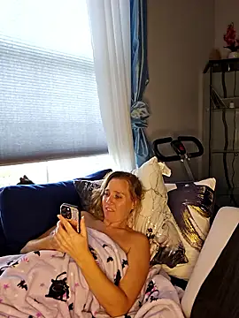 Snapshot of SkyelarSommer chatting on 10.28.25 SkyelarSommer online show from 10.28.25