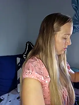 Snapshot of SkyelarSommer chatting on 10.29.25 SkyelarSommer online show from 10.29.25