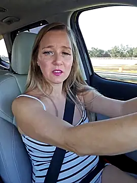 Snapshot of SkyelarSommer chatting on 11.10.25 SkyelarSommer online show from 11.10.25