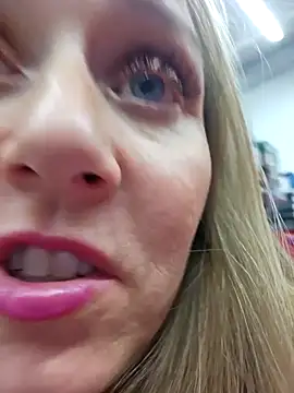 Snapshot of SkyelarSommer chatting on 12.16.25 SkyelarSommer online show from 12.16.25