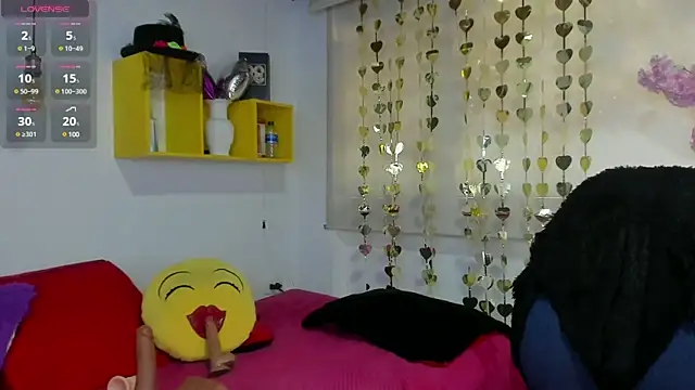 Snapshot of yasmin_goldenst chatting on 01.15.25 yasmin goldenst online show from 01.15.25