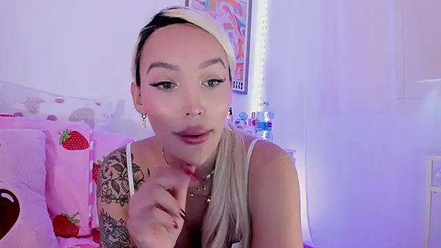 Snapshot of _viioletweekend_ chatting on 02.25.25 viioletweekend online show from 02.25.25