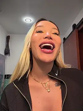 Snapshot of _viioletweekend_ chatting on 11.25.25 viioletweekend online show from 11.25.25