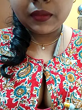 Snapshot of Sophiaboudi chatting on 03.10.25 Sophiaboudi online show from 03.10.25