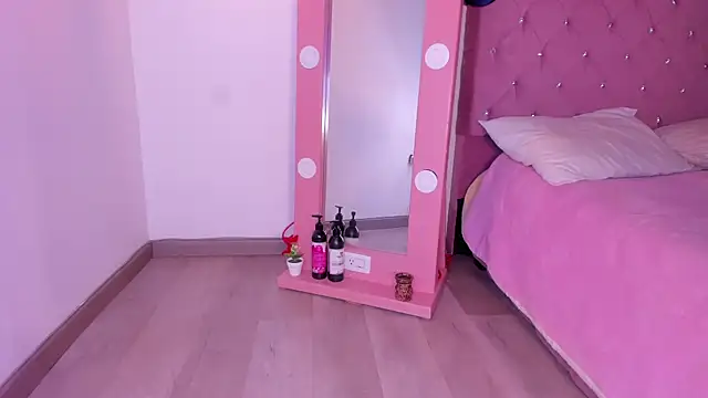 Snapshot of isa_red_hair chatting on 02.08.25 isa red hair online show from 02.08.25