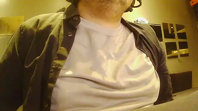 Snapshot of Bebemickey75 chatting on 12.17.25 Bebemickey75 online show from 12.17.25