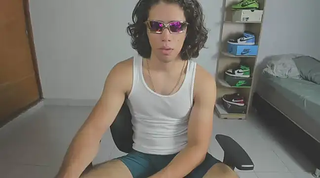 Snapshot of imtonny19 chatting on 02.18.25 imtonny19 online show from 02.18.25