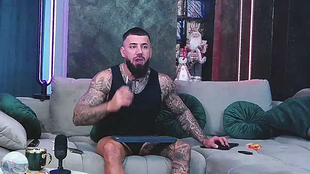 Snapshot of masterkingofmusclee chatting on 12.31.24 masterkingofmusclee online show from 12.31.24