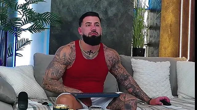 Snapshot of masterkingofmusclee chatting on 10.20.25 masterkingofmusclee online show from 10.20.25