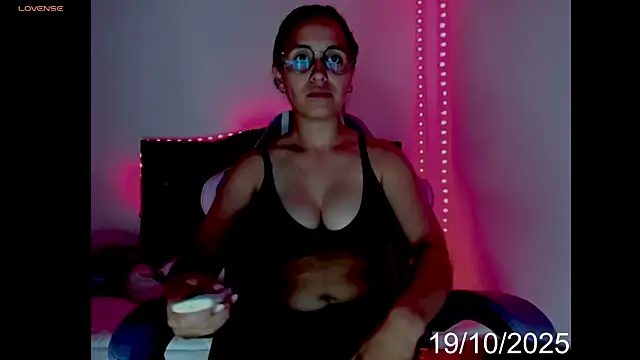 lady hana28 online show from 11.19.25